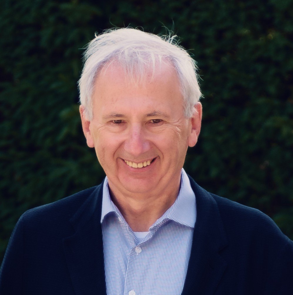 Porträt von Helmut Schindler, lachend