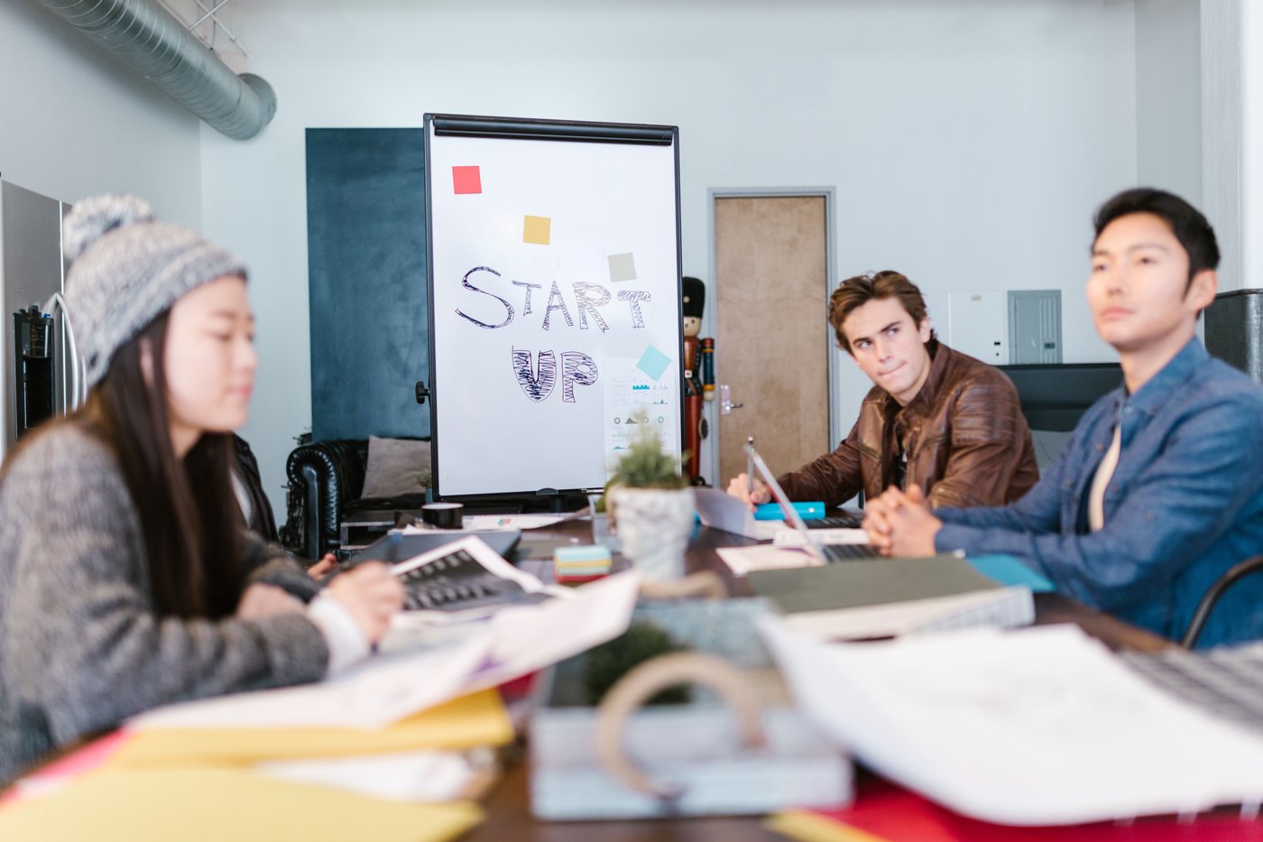 Junge Gründerinnen und Gründer besprechen ihre Start-up-Idee am Tisch