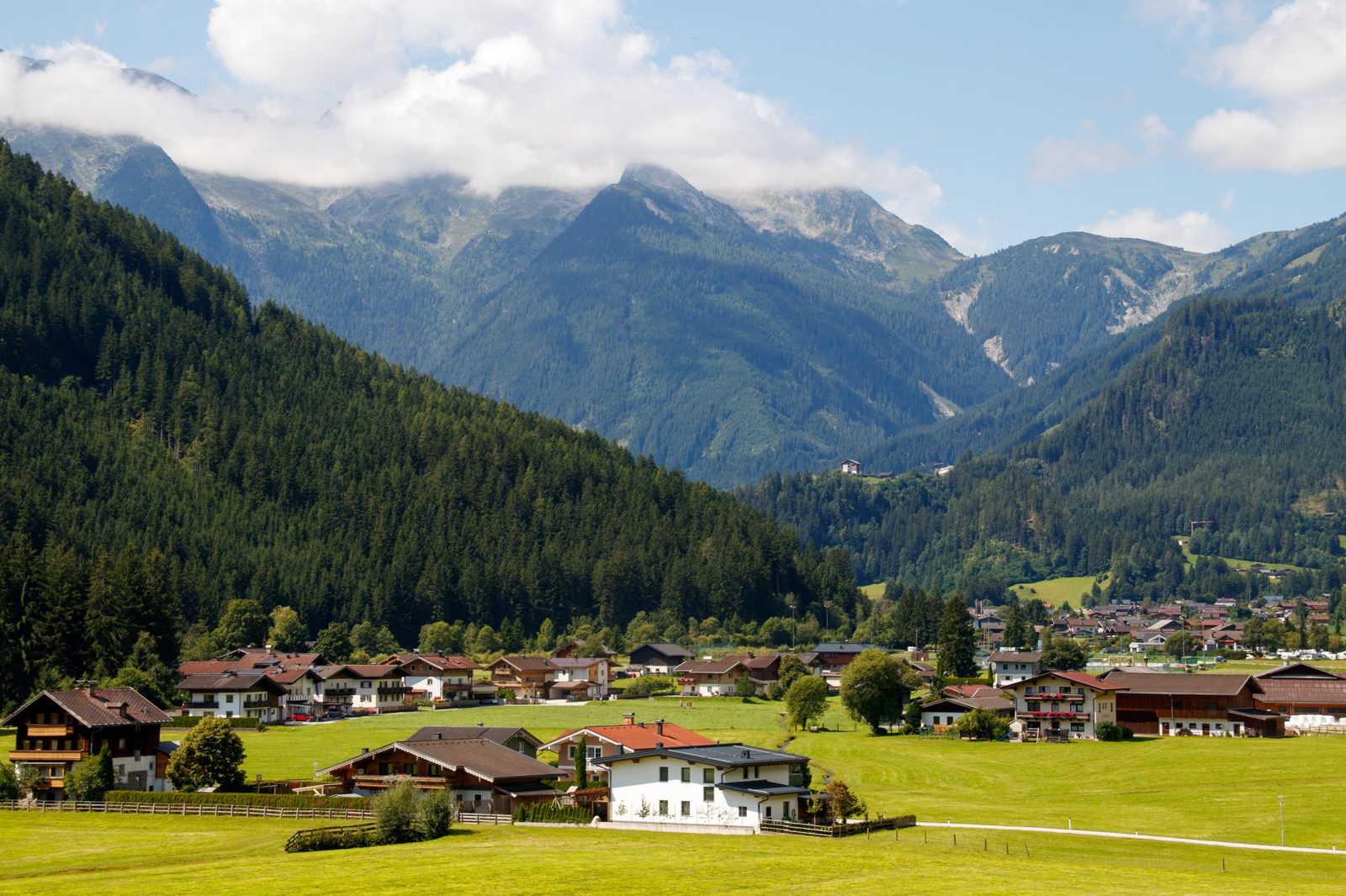 Sonniges Bergdorf in einem grünen Tal – Bild der ZWÖ-Startseite